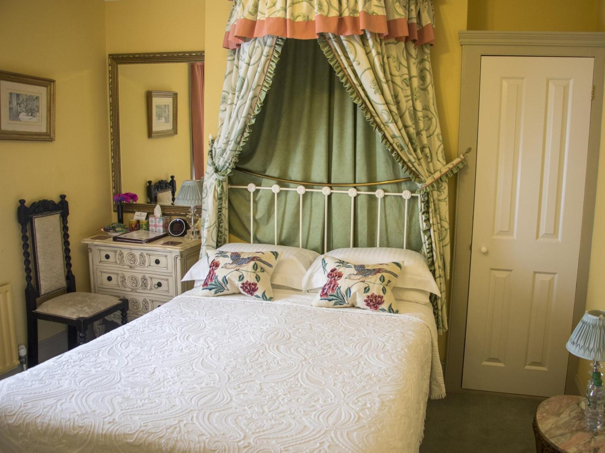 Albert & Victoria Guest House Истборн Стая снимка