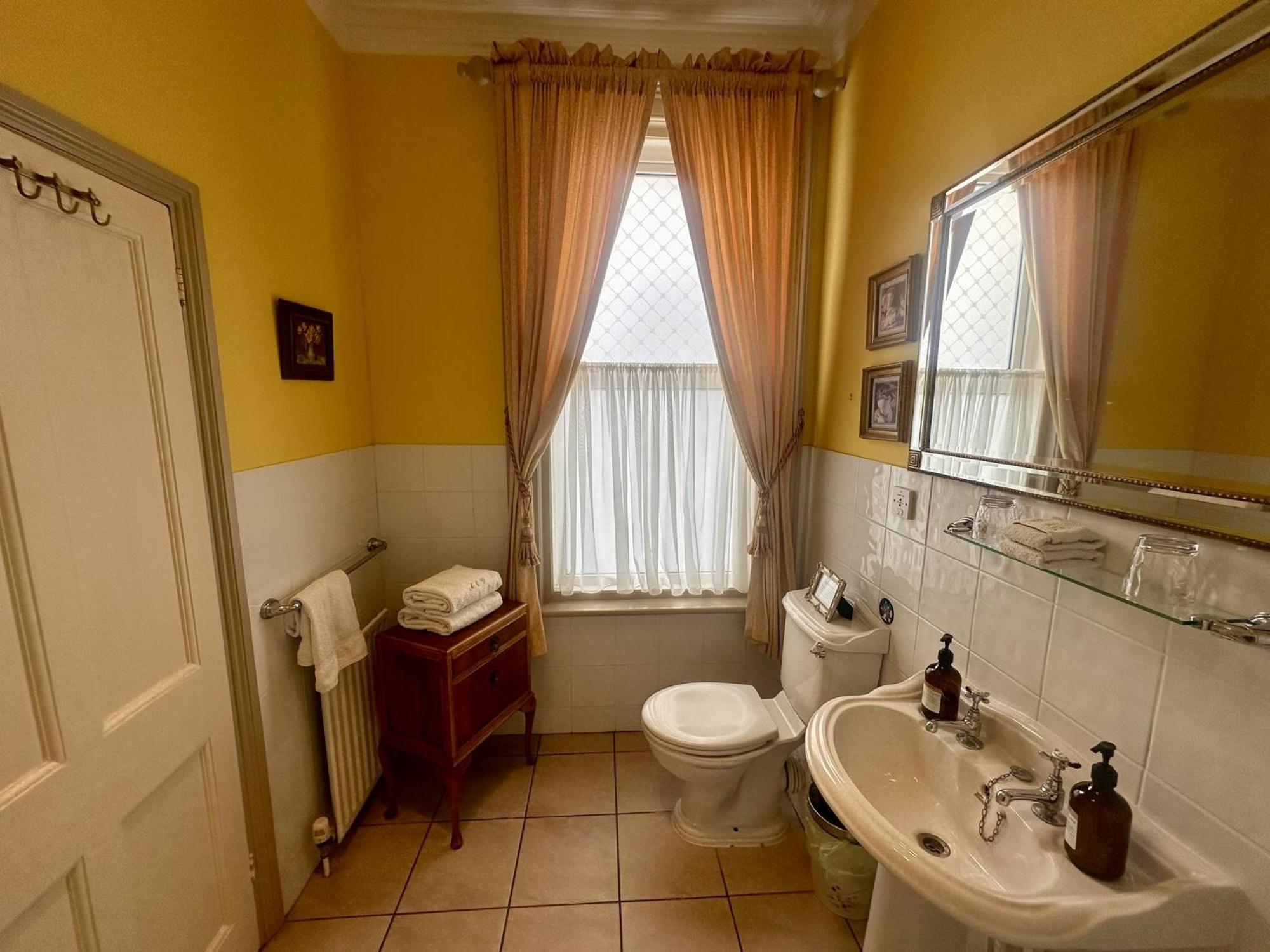 Albert & Victoria Guest House Истборн Стая снимка
