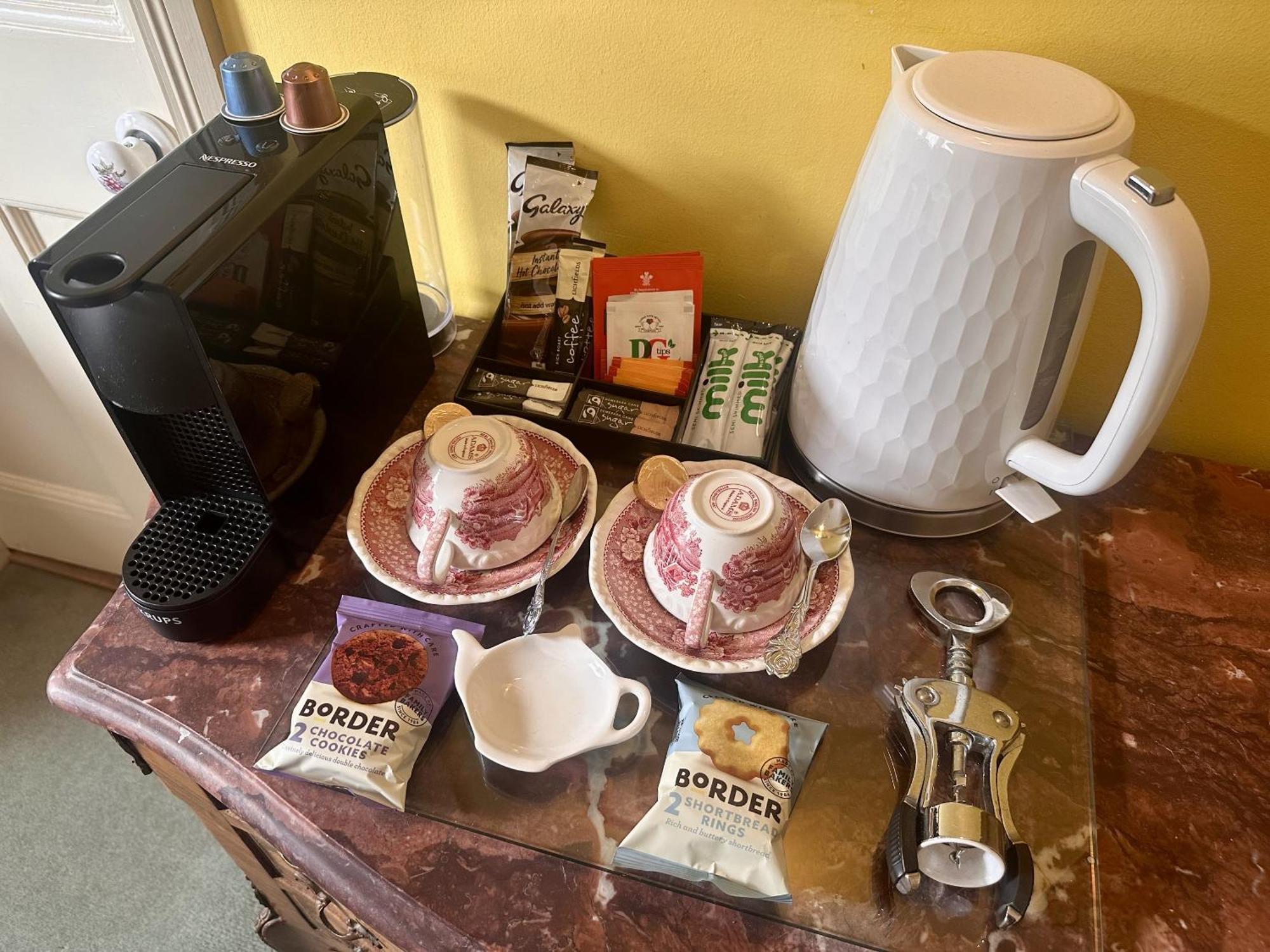 Albert & Victoria Guest House Истборн Стая снимка