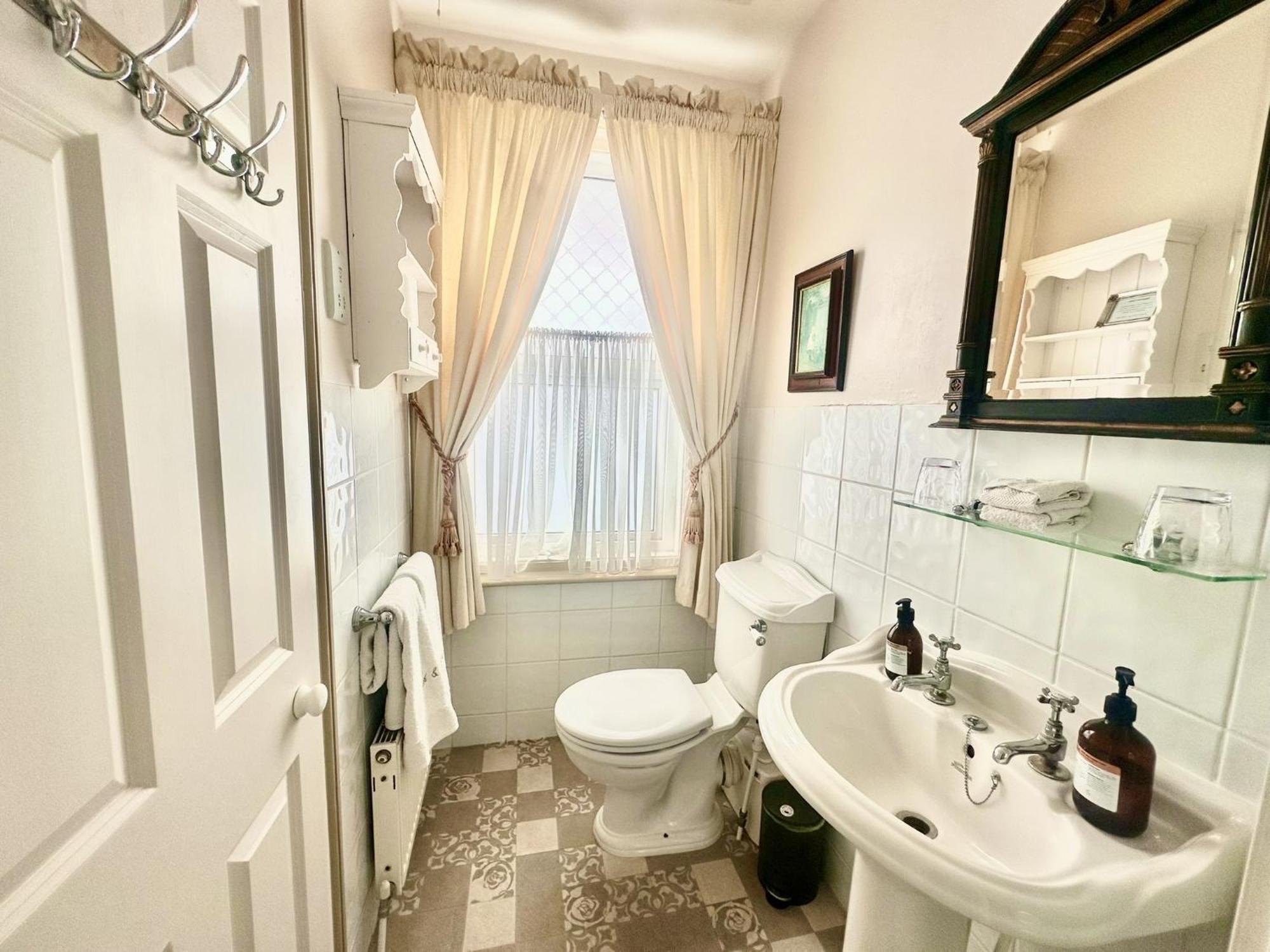 Albert & Victoria Guest House Истборн Стая снимка