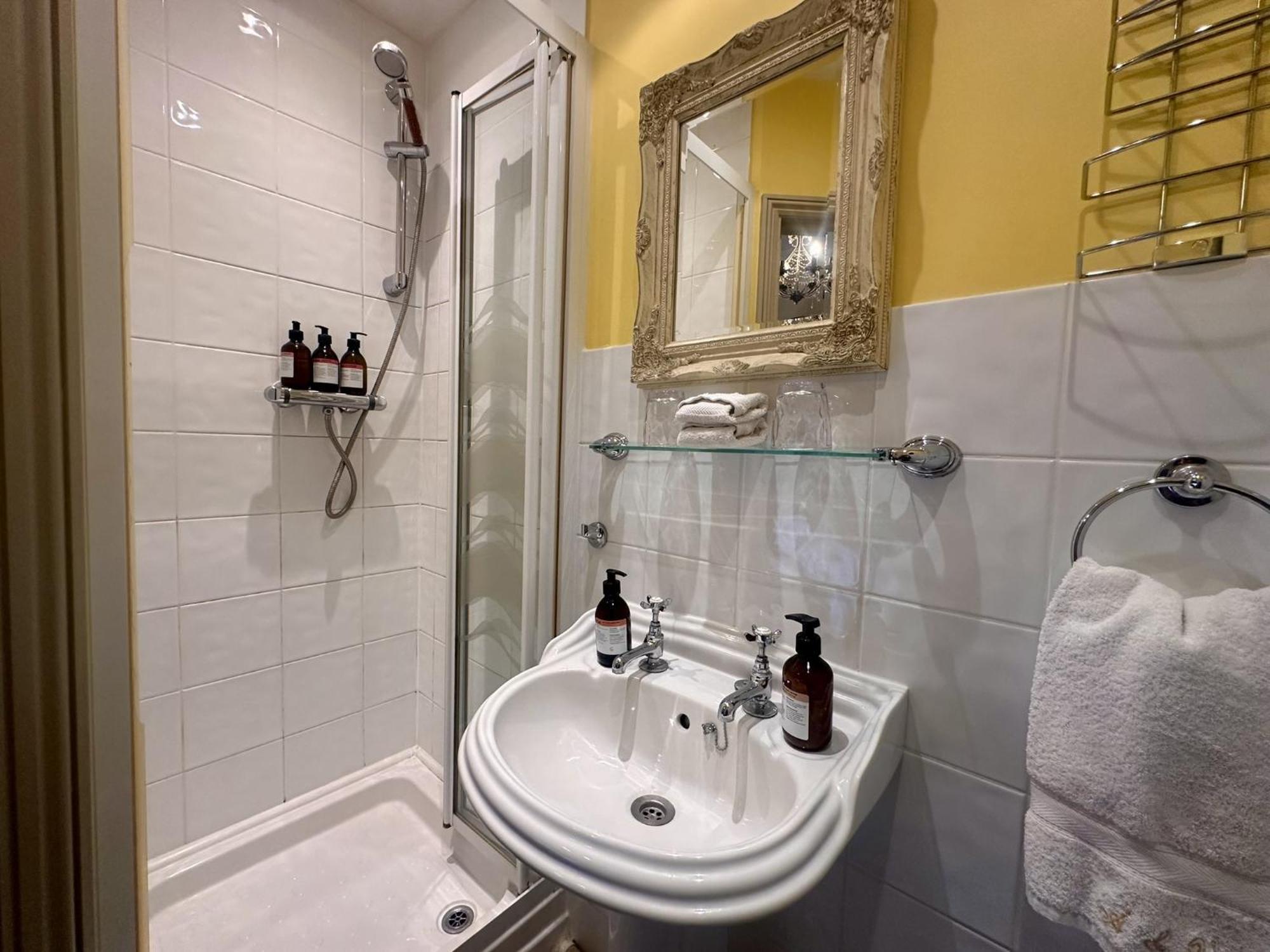 Albert & Victoria Guest House Истборн Стая снимка