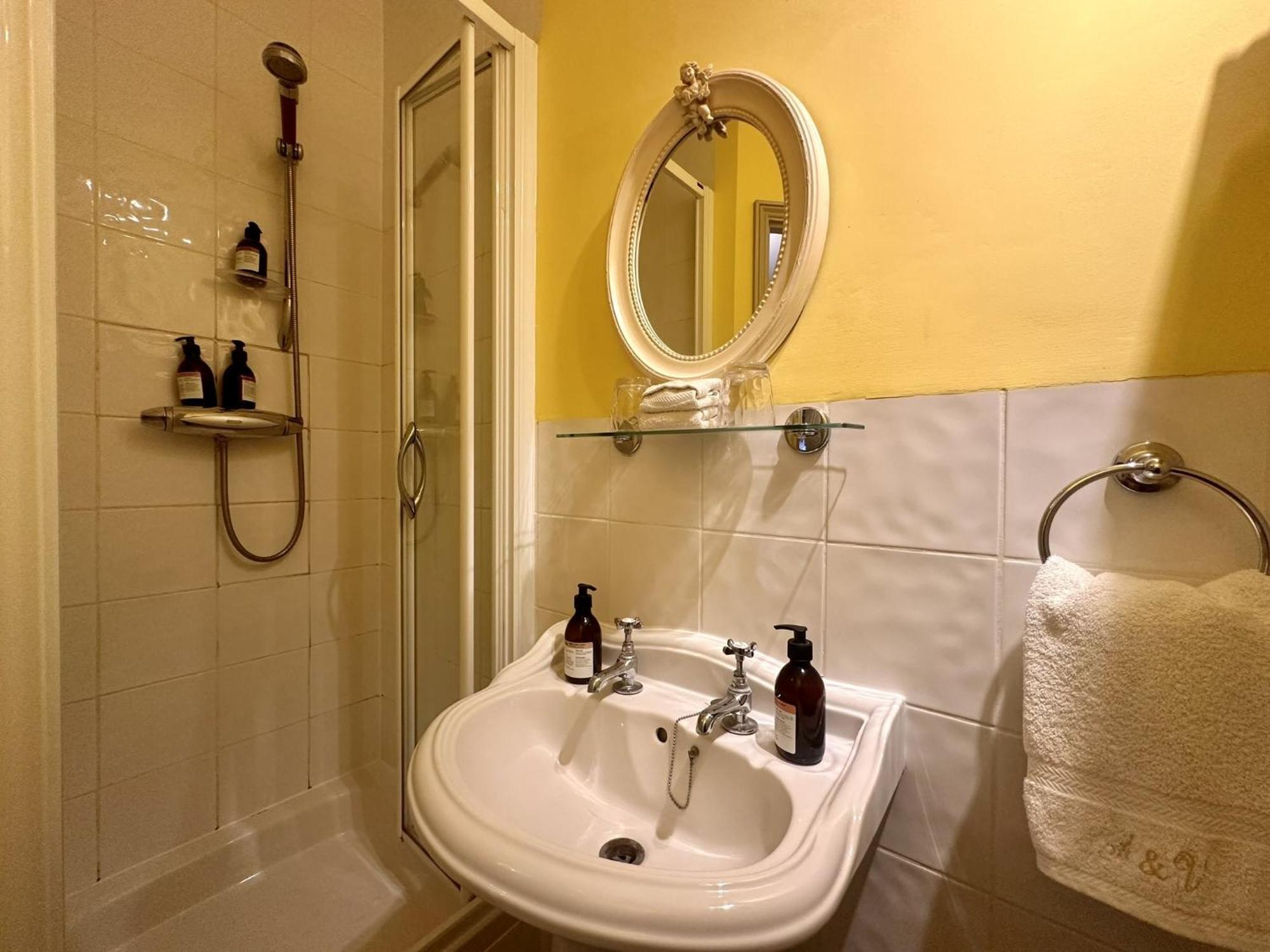 Albert & Victoria Guest House Истборн Стая снимка