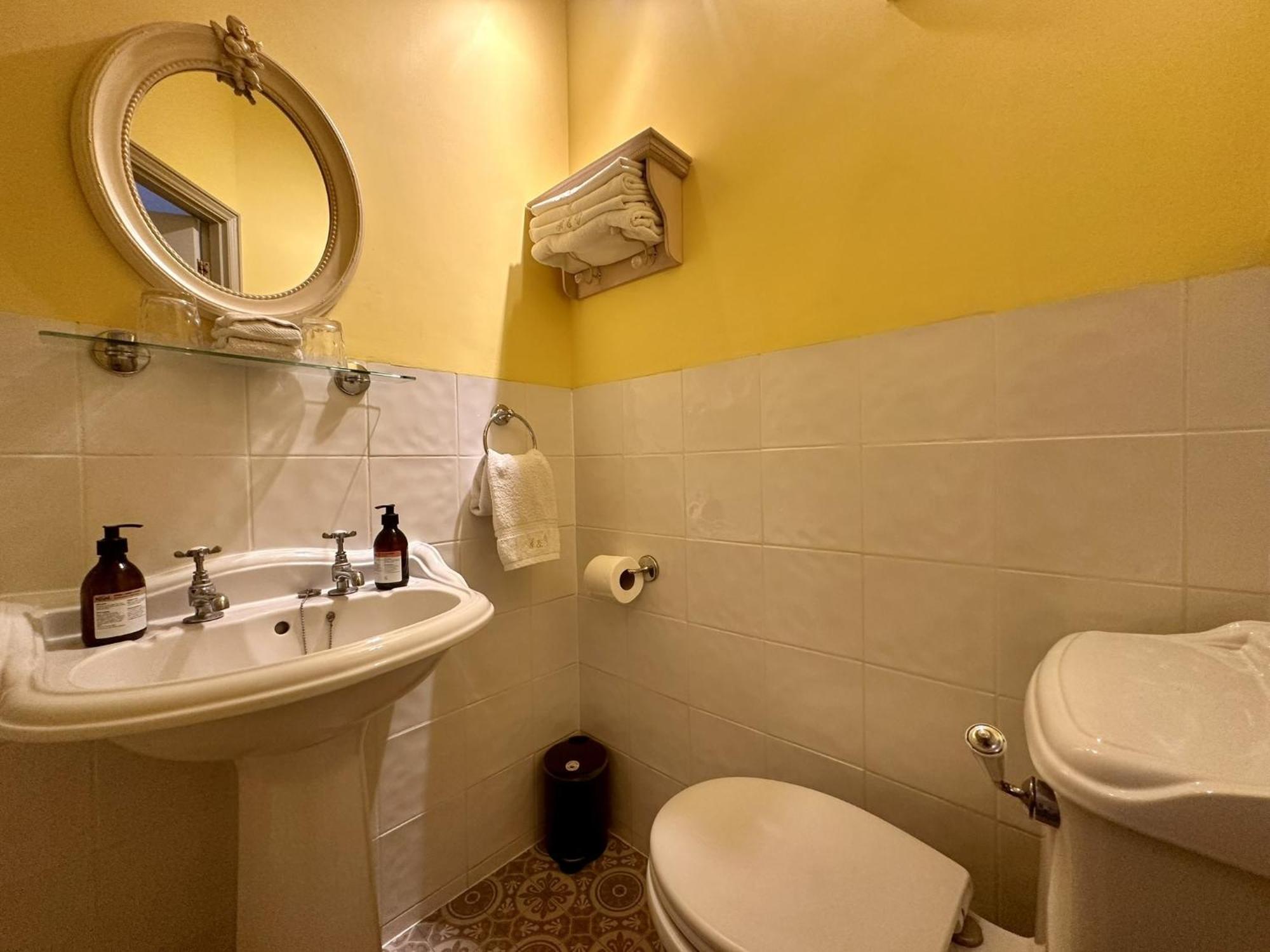 Albert & Victoria Guest House Истборн Стая снимка