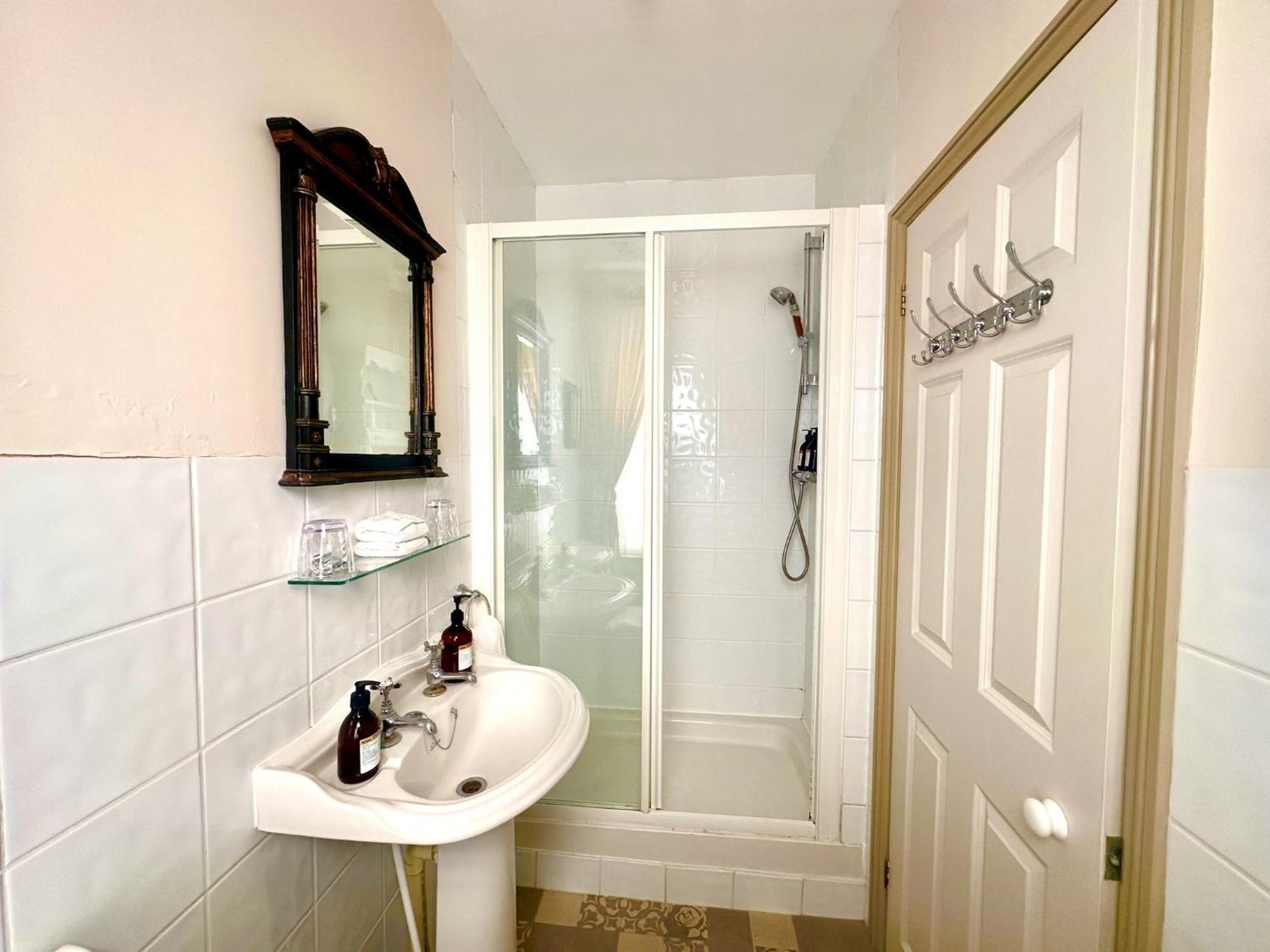 Albert & Victoria Guest House Истборн Стая снимка