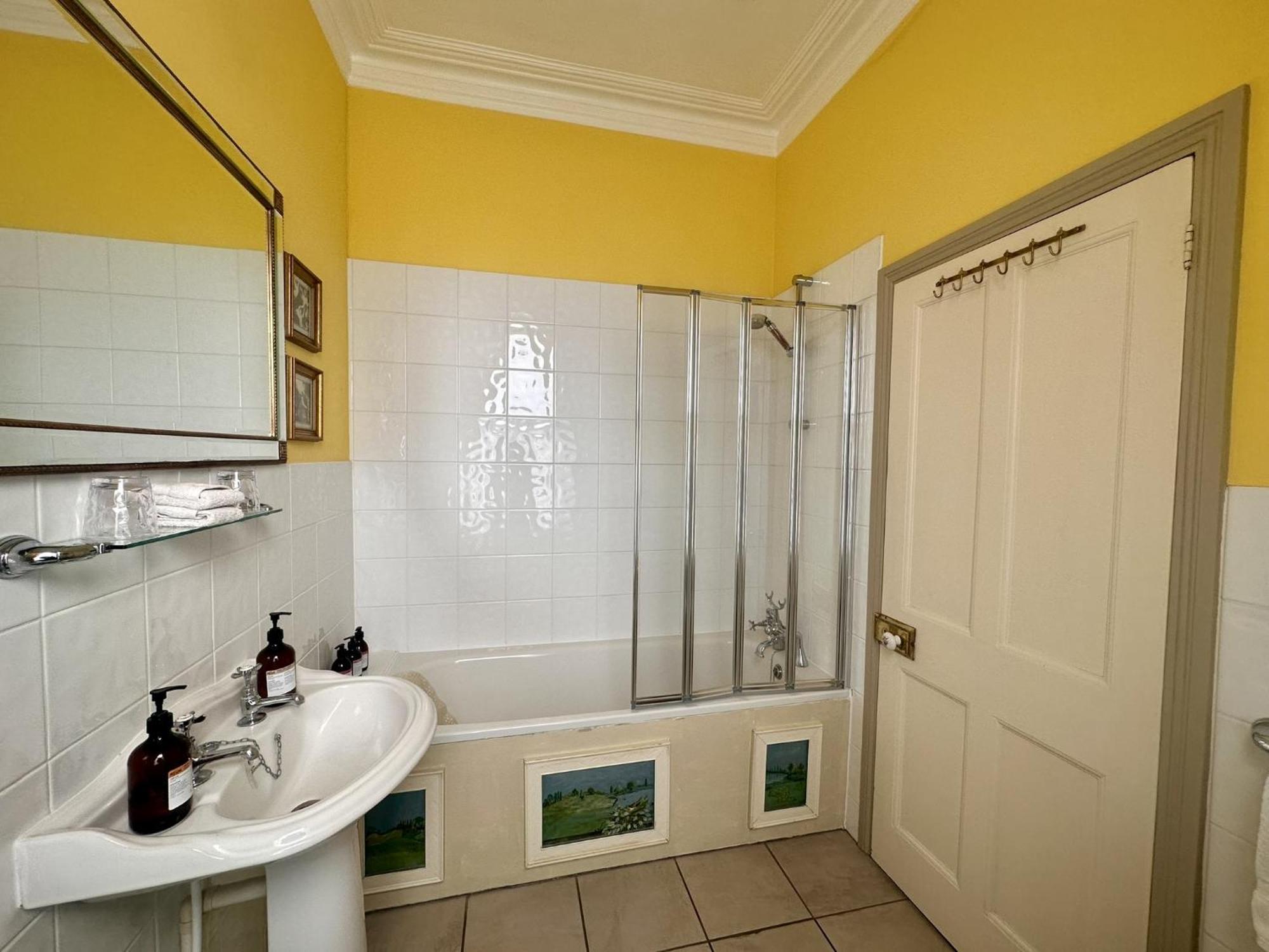 Albert & Victoria Guest House Истборн Стая снимка