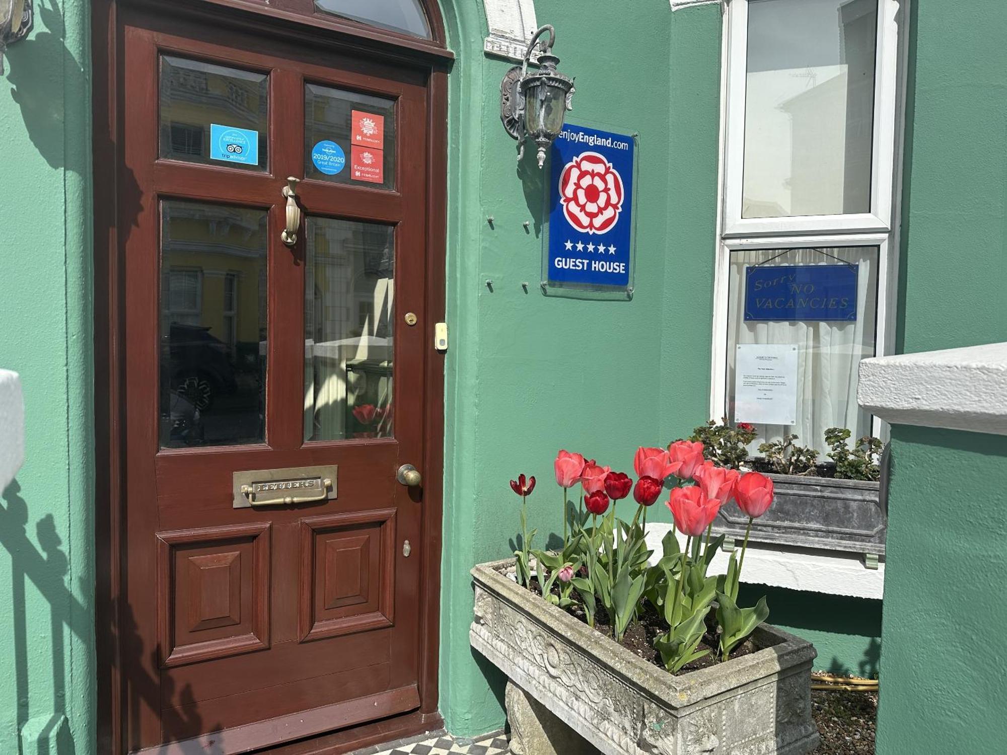 Albert & Victoria Guest House Истборн Екстериор снимка