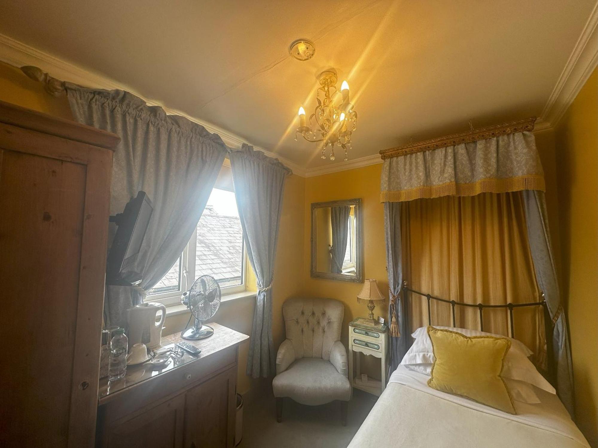 Albert & Victoria Guest House Истборн Стая снимка