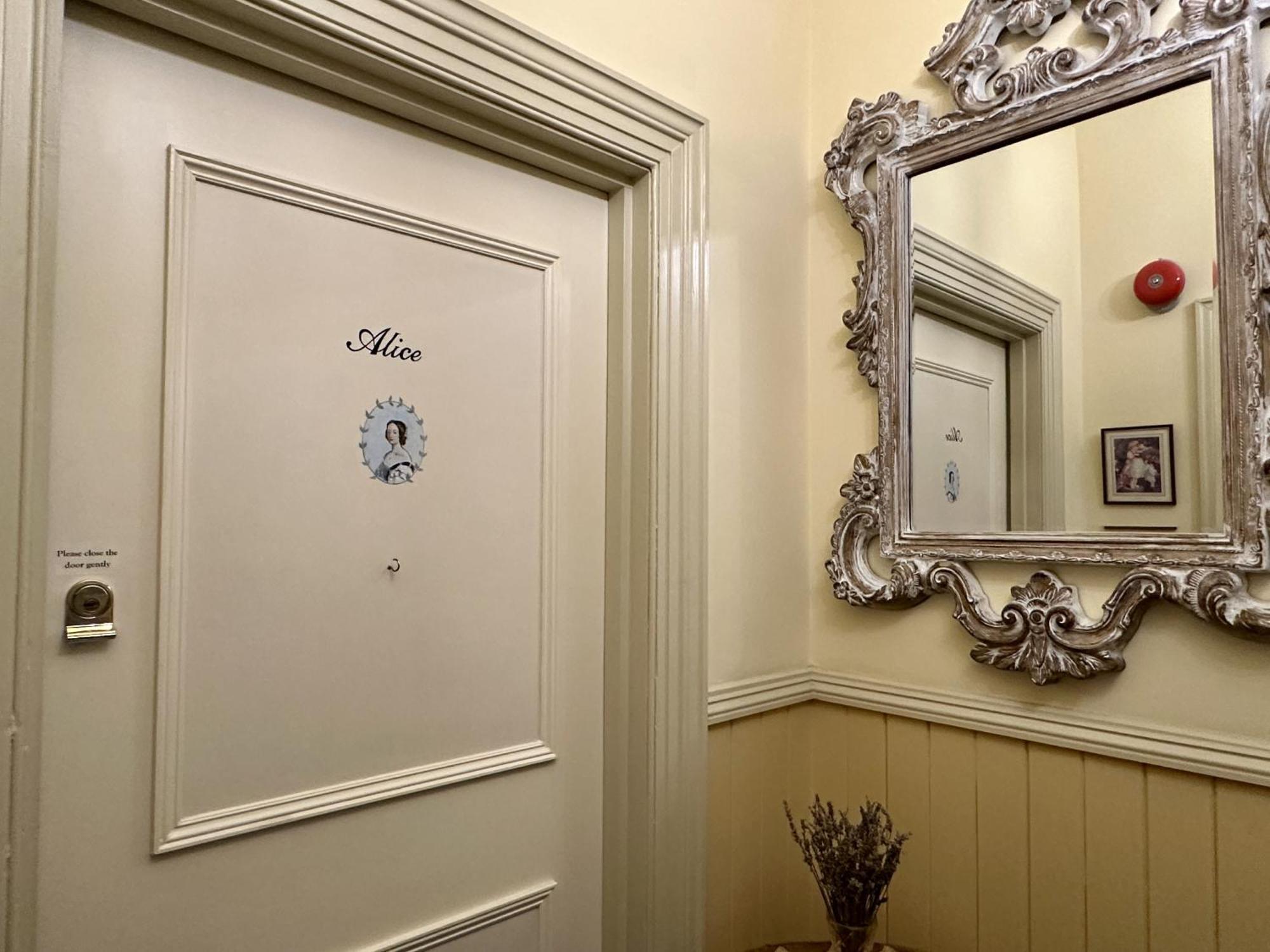 Albert & Victoria Guest House Истборн Стая снимка