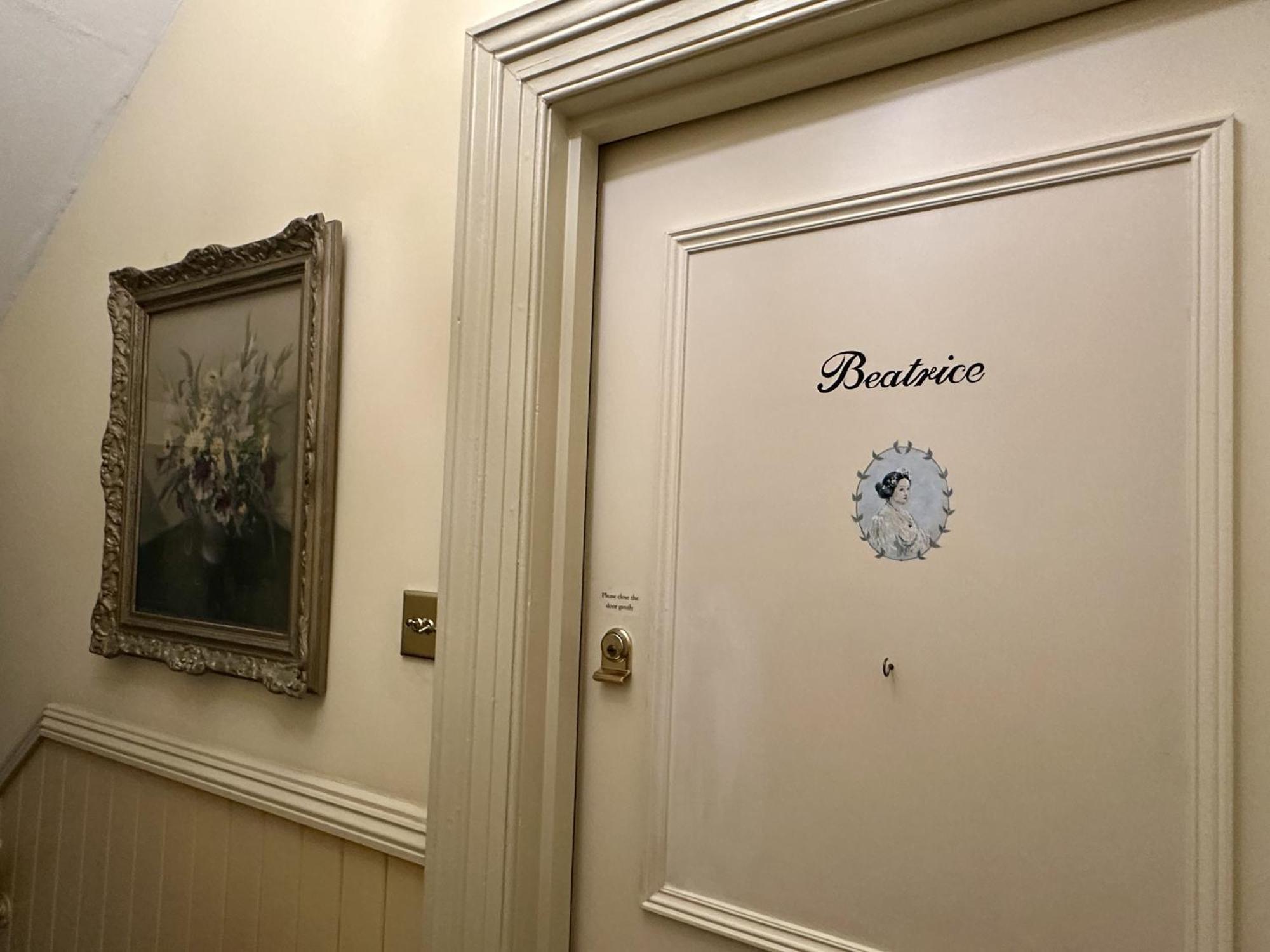 Albert & Victoria Guest House Истборн Стая снимка