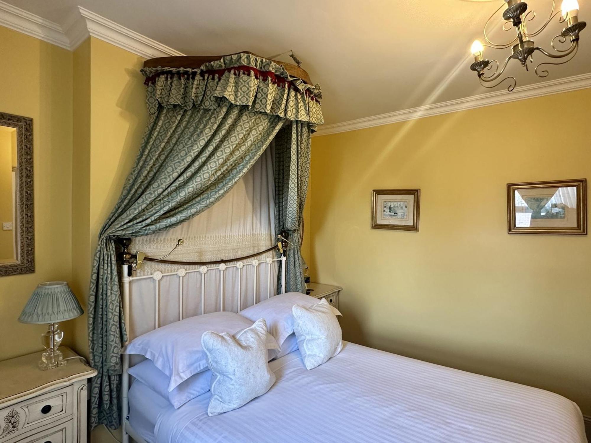 Albert & Victoria Guest House Истборн Стая снимка