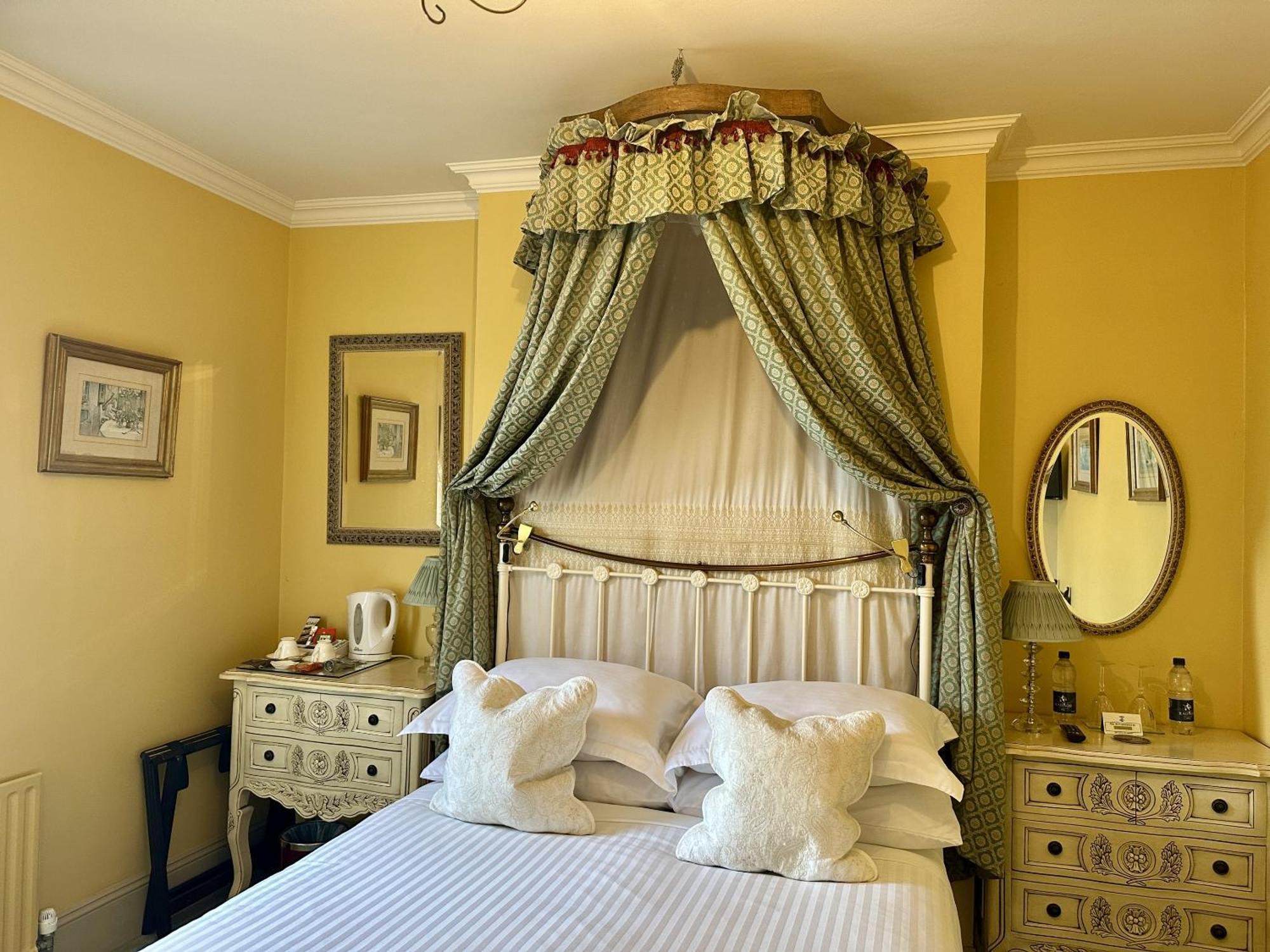 Albert & Victoria Guest House Истборн Стая снимка