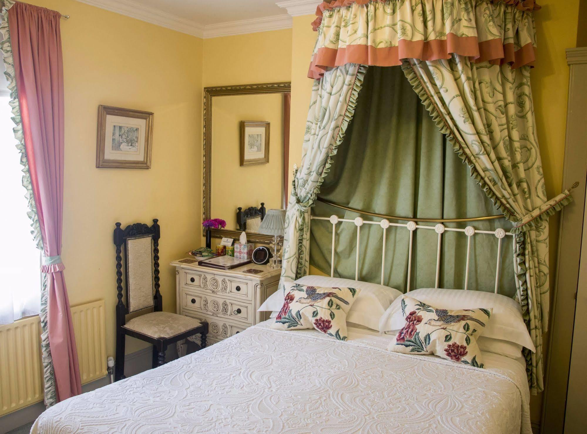 Albert & Victoria Guest House Истборн Екстериор снимка