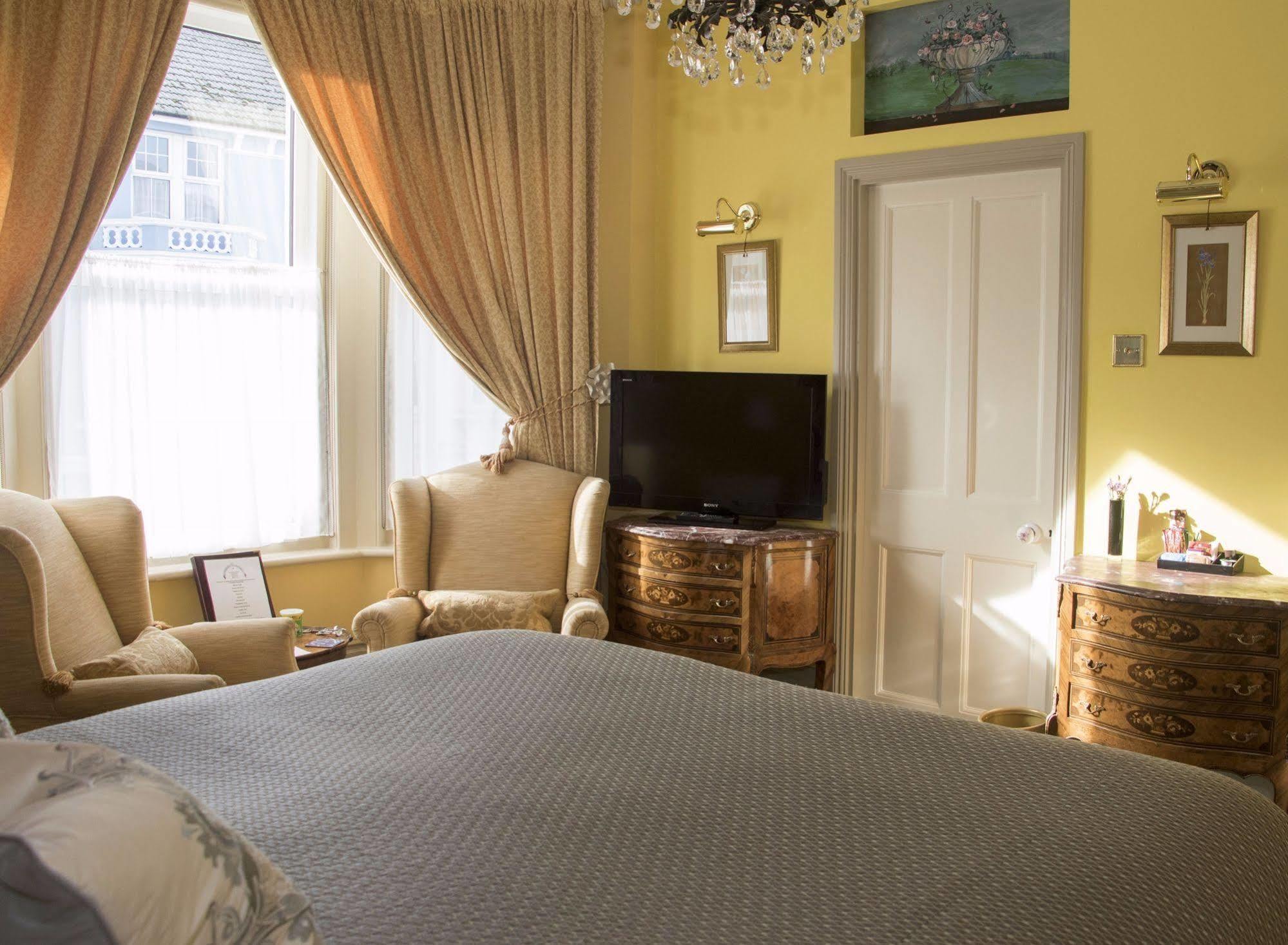 Albert & Victoria Guest House Истборн Екстериор снимка
